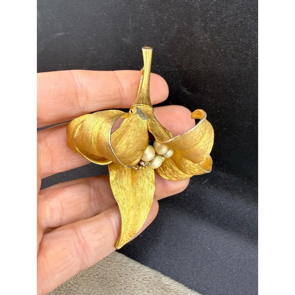 Vintage Kramer Flower‎ Brooch Rhinestone Faux Pearl Gold Tone Flower Signed